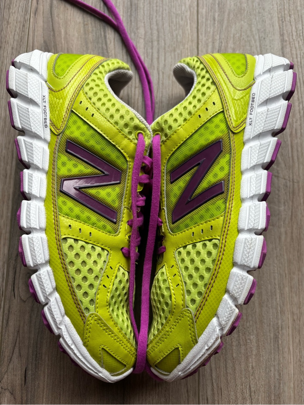 New Balance 750 v1 Women's Neon Yellow & Magenta Athletic Shoes - Picture 3 of 8